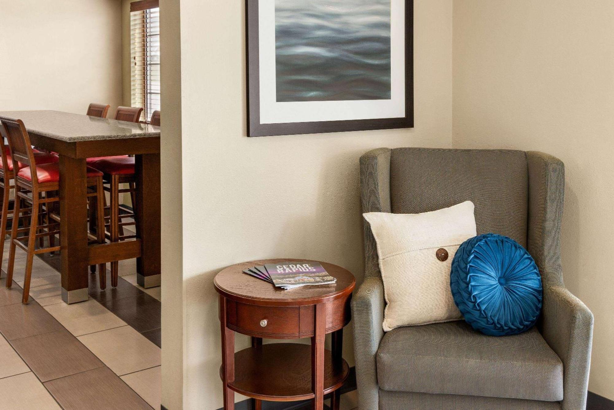 Baymont By Wyndham Cedar Rapids Hotell Eksteriør bilde