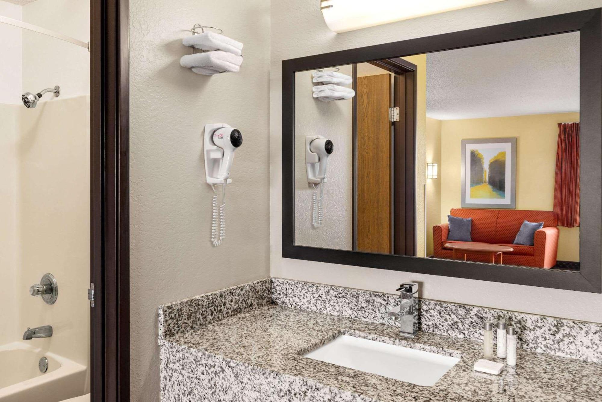Baymont By Wyndham Cedar Rapids Hotell Eksteriør bilde